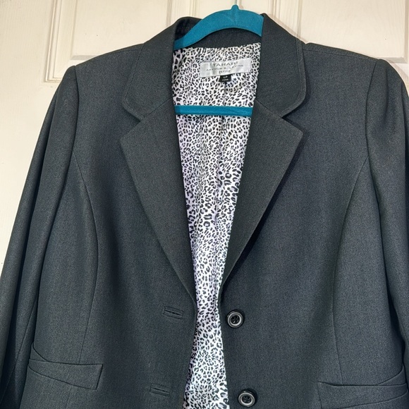 TAHARI Charcoal Gray Blazer With Pockets and Animal Print Lining Size 10p - Picture 3 of 9
